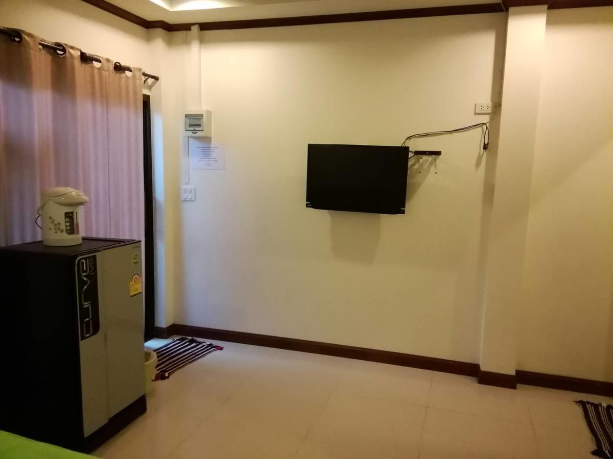 Wilailak Bungalow @ Koh Srichang Ко Си Чанг Стая снимка